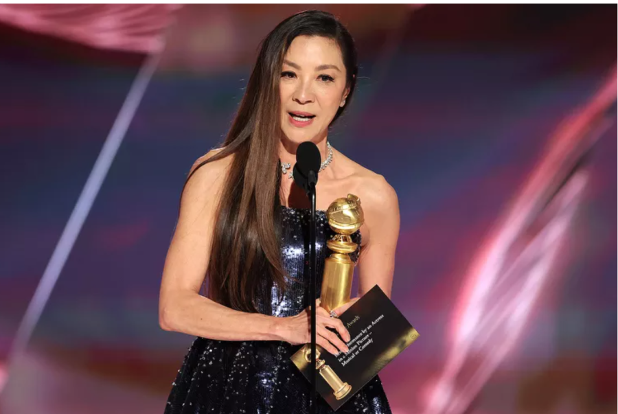 Michelle+Yeoh+giving+her+acceptance+speech+for+Best+Actress+at+the+2023+Golden+Globes.