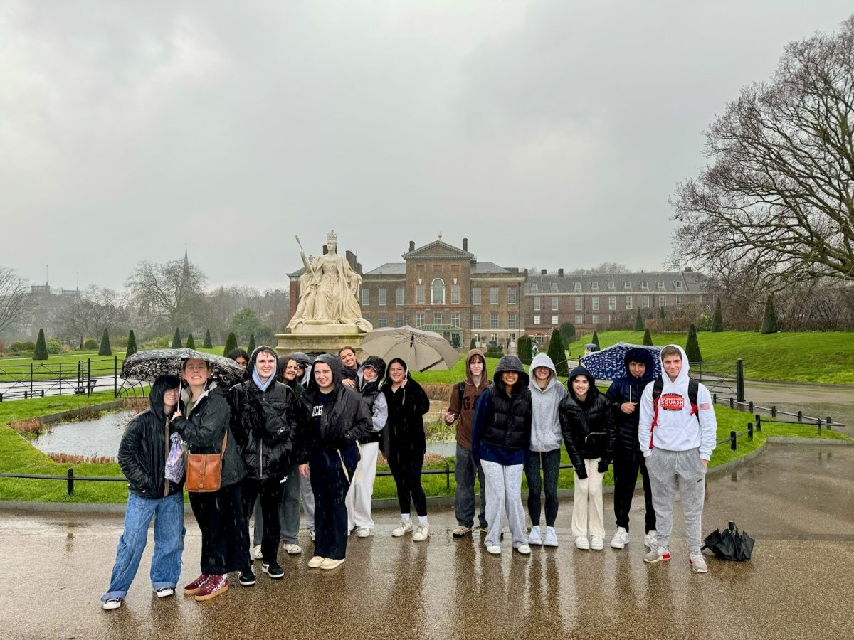 Students in front of the Kensington Palace