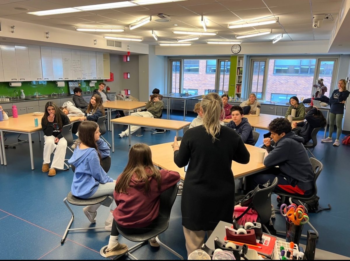 Upper School students listen to Living with Ashley discuss the importance of a healthy, balanced diet. 